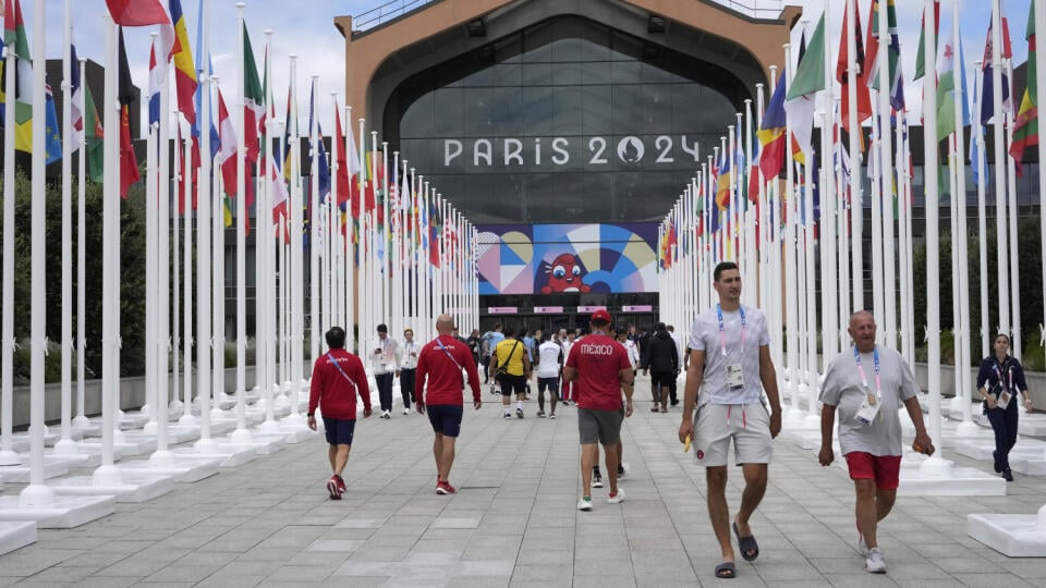 KK42 Paríž - Na snímke ľudia kráčajú pred jedálňou v olympijskej dedine pred XXXIII. letnými olympijskými hrami v Paríži v pondelok 22. júla 2024. FOTO TASR/AP
People walk in front of the canteen in the Olympic Village, at the 2024 Summer Olympics, Monday, July 22, 2024, in Paris, France. (AP Photo/Michel Euler, Pool)