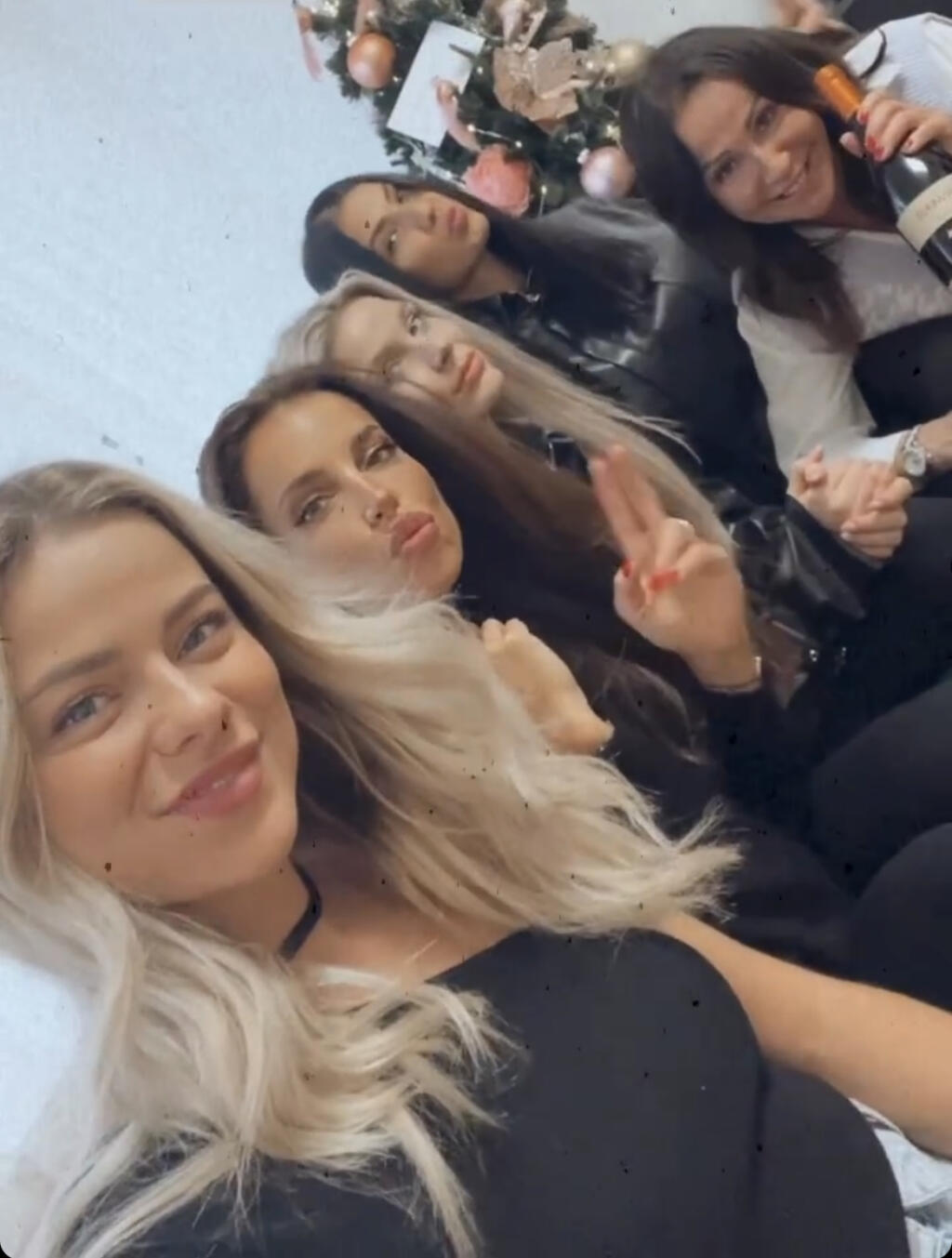 Predvianočné fotenie sexi Leskovskej, Lenky Petrovičovej aj s kamarátkami stál za to.