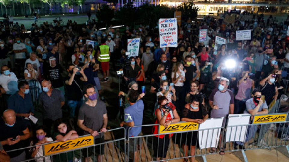 Stovky Izraelčanov protestovali proti opatreniam na obmedzenie pohybu.