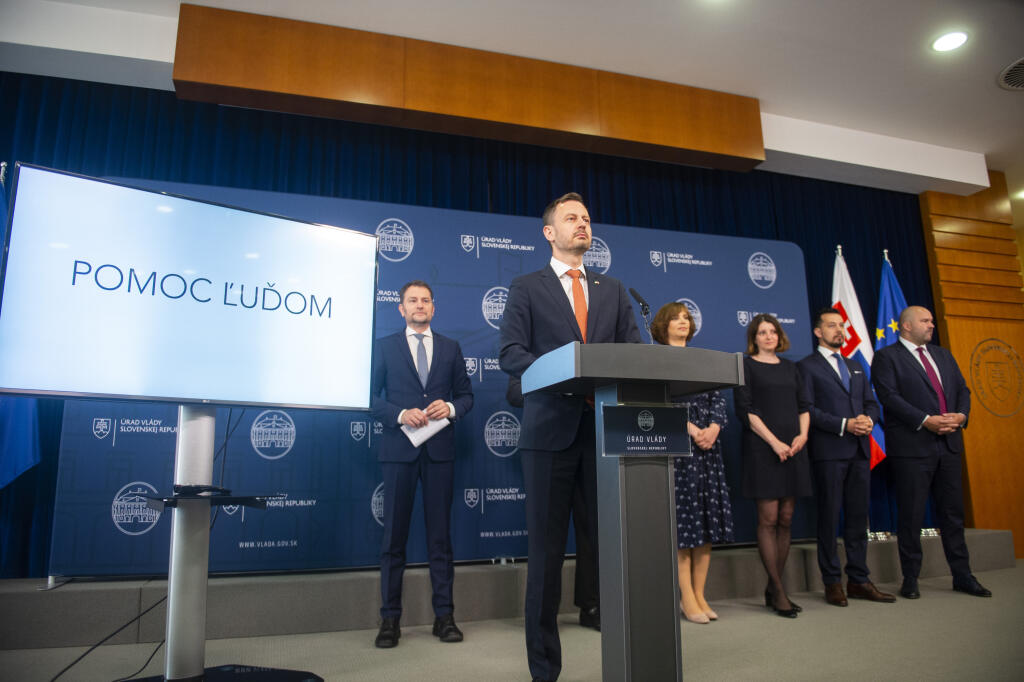 Na snímke zľava minister financií SR Igor Matovič, predseda vlády SR Eduard Heger (obaja OĽaNO), ministerka investícií, regionálneho rozvoja a informatizácie Veronika Remišová, poslankyňa NR SR Jana Žitňanská, poslanec NR SR Juraj Šeliga (všetci traja Za ľudí) a poslanec NR SR Peter Pčolinský (Sme rodina) počas tlačovej konferencie koaličných strán, na ktorej predstavili pomoc vlády ľuďom so zdražovaním v Bratislave v piatok 21. apríla 2022. FOTO TASR - Jakub Kotian