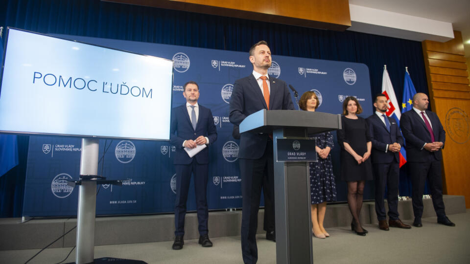 Na snímke zľava minister financií SR Igor Matovič, predseda vlády SR Eduard Heger (obaja OĽaNO), ministerka investícií, regionálneho rozvoja a informatizácie Veronika Remišová, poslankyňa NR SR Jana Žitňanská, poslanec NR SR Juraj Šeliga (všetci traja Za ľudí) a poslanec NR SR Peter Pčolinský (Sme rodina) počas tlačovej konferencie koaličných strán, na ktorej predstavili pomoc vlády ľuďom so zdražovaním v Bratislave v piatok 21. apríla 2022. FOTO TASR - Jakub Kotian