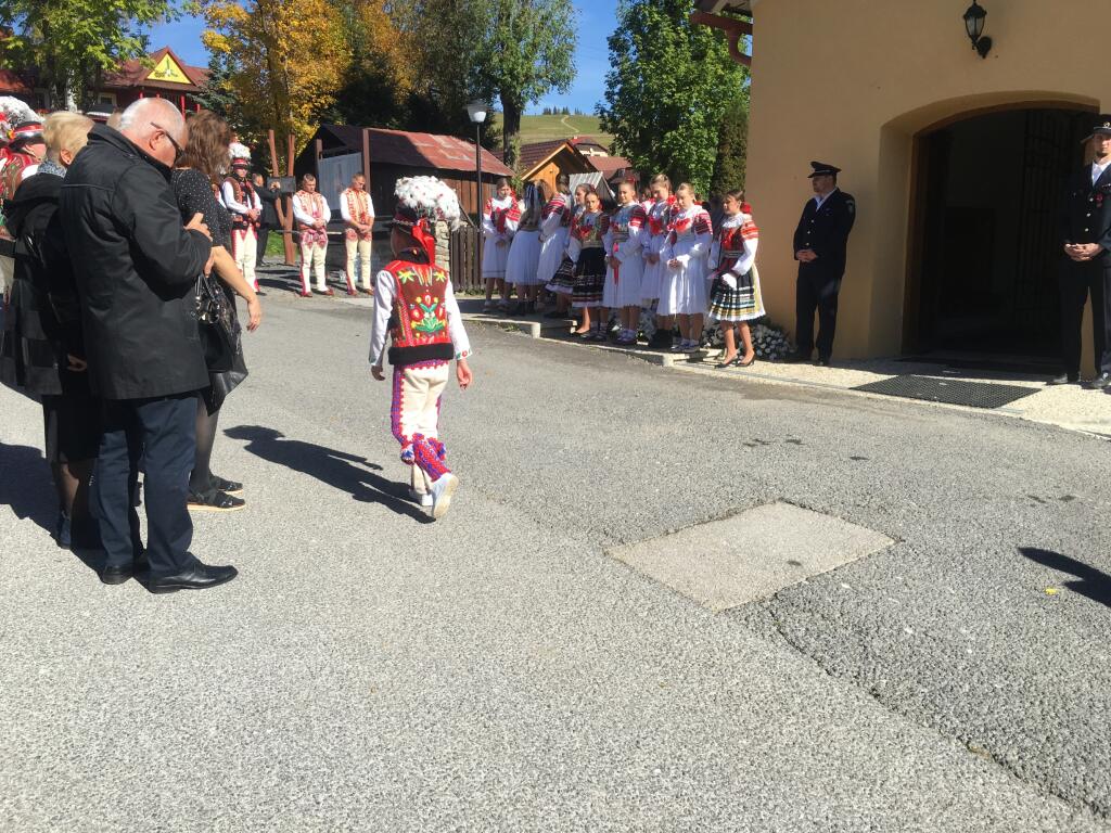 Smútiaci čakajú na príchod kňaza.
