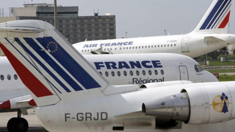 WA10 Roissy - Na archívnej snímke z 28. apríla 2006 sú lietadlá leteckej spoloènosti Air France odparkované na letisku Roissiy-Charles de Gaulle. Predstavitelia najväèších európskych aerolínií Air France-KLM oznámili 22. mája 2008, že spoloènos dosiahla prvú stratu od roku 2003, èo ich akcie stlaèilo na najnižšiu hodnotu za 5 a pol roka.Za posledný štvrrok finanèného roka, ktorý sa skonèil 31. marca, zaznamenala Air France-KLM stratu 542 miliónov eur (16,92 miliardy Sk), èo spôsobili najmä mim