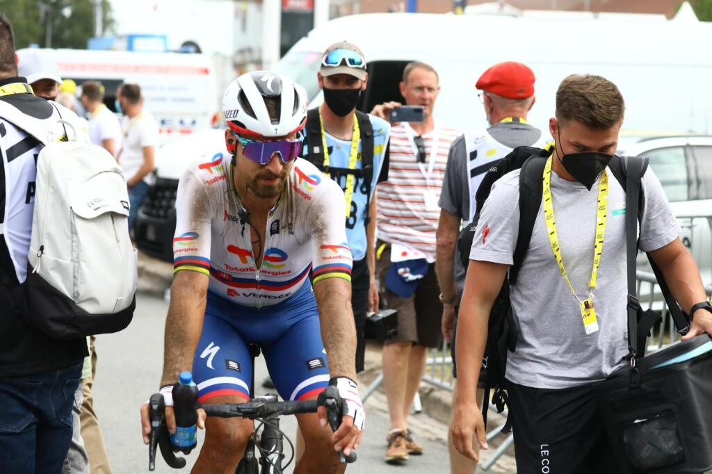 Na cyklistov čakalo jedenásť úsekov s kockami, ktoré ich v 5. etape poriadne vyčerpali a preverili. Sagan navyše zažil tvrdý pád, ktorý mu na pohode nepridal. Do cieľa prišiel poriadne zafúľaný.