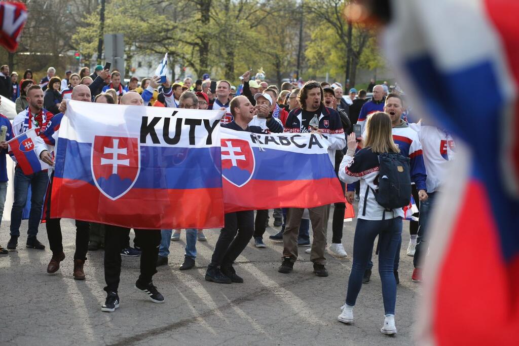 Slovenskí fanúšikovia sa aj pred zápasom proti Nemecku výborne bavili v okolí haly.