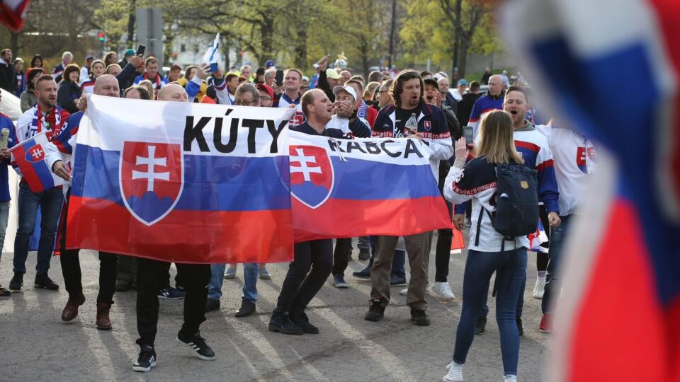 Slovenskí fanúšikovia sa aj pred zápasom proti Nemecku výborne bavili v okolí haly.