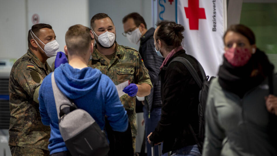 WA 17 Frankfurt - nemeckí vojaci vypomáhajú testovacom centre na COVID-19 na letisku vo Frankfurte vo štvrtok 22. októbra 2020. FORO TASR/AP
German army soldiers help out at a Covid-19 test center at the airport in Frankfurt, Germany, Thursday, Oct. 22, 2020. (AP Photo/Michael Probst)