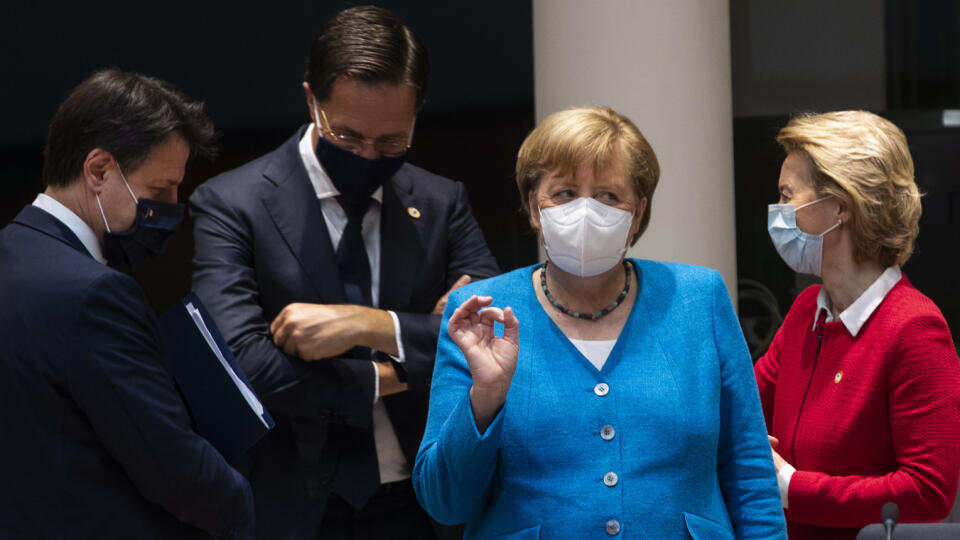 Taliansky premiér Giuseppe Conte, holandský premiér Mark Rutte, nemecká kancelárka Angela Merkelová, predsedníčka Európskej komisie Ursula von der Leyenová