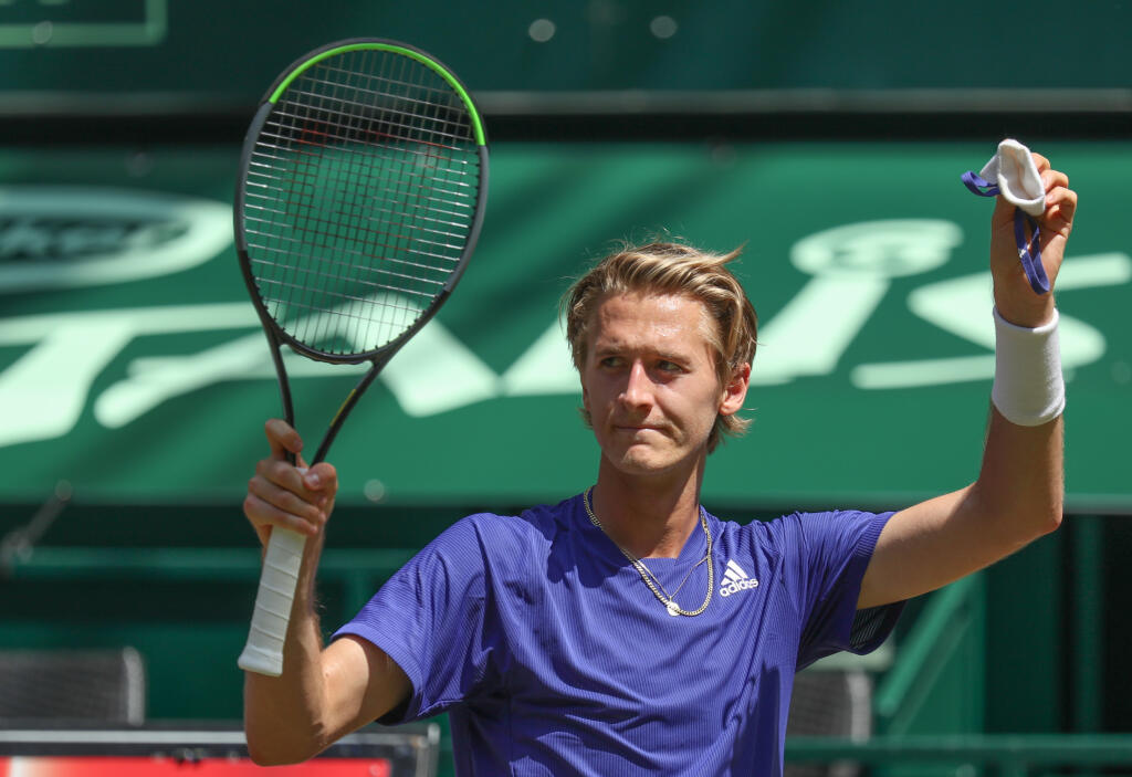 Americký tenista Sebastian Korda sa teší po výhre 2:6, 6:3 a 7:5 v osemfinále mužskej dvojhry proti Japoncovi Keiovi Nišikorimu na turnaji ATP v nemeckom meste Halle 17. júna 2021.