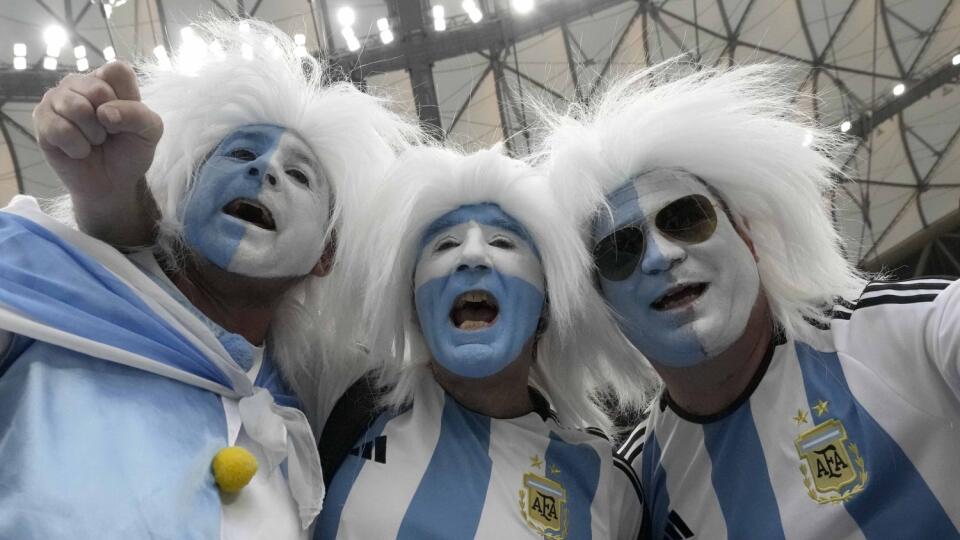 WA 53 Lúsajl - Argentínski fanúšikovia povzbudzujú pred finálovým zápasom Argentína - Francúzsko na MS vo futbale v katarskom meste Lúsajl v nedeľu 18. decembra 2022. FOTO TASR/AP
Supporters of Argentina await the start of the World Cup final soccer match between Argentina and France at the Lusail Stadium in Lusail, Qatar, Sunday, Dec. 18, 2022. (AP Photo/Frank Augstein)