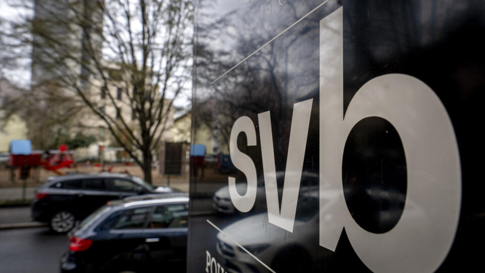 KK39 Frankfurt nad Mohanom - Na snímke nápis pobočky banky Silicon Valley na kancelárskej budove, v ktorej banka sídli 13. marca 2023 vo Frankfurte nad Mohanom. Nemecký úrad pre dohľad nad finančnými trhmi v pondelok s okamžitou platnosťou zastavil činnosť miestnej pobočky skrachovanej americkej banky Silicon Valley Bank (SVB). FOTO TASR/AP
A sign of a branch of the Silicon Valley Bank is pictured at an office building where the bank is located in Frankfurt, Germany, Monday, March 13, 2023. (AP