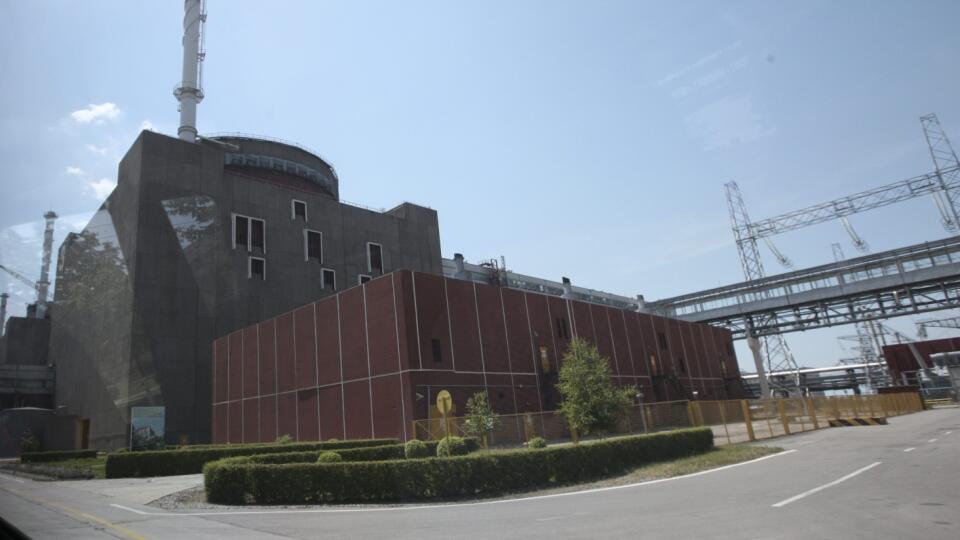 KK9 archív Enerhodar - Na archívnej snímke z 12. júna 2008 areál Záporožskej jadrovej elektrárne v ukrajinskom meste Enerhodar. Požiar, ktorý v noci na piatok 4. marca 2022 vypukol v Záporožskej jadrovej elektrárni na juhovýchode Ukrajiny, sa hasičom podarilo uhasiť. Podľa Kyjeva požiar vypukol v dôsledku ruského ostreľovania tohto objektu. FOTO TASR/AP
FILE - A power-generating unit at the Zaporizhzhia nuclear power plant in the city of Enerhodar, in southern Ukraine, is shown on June 12, 2008.