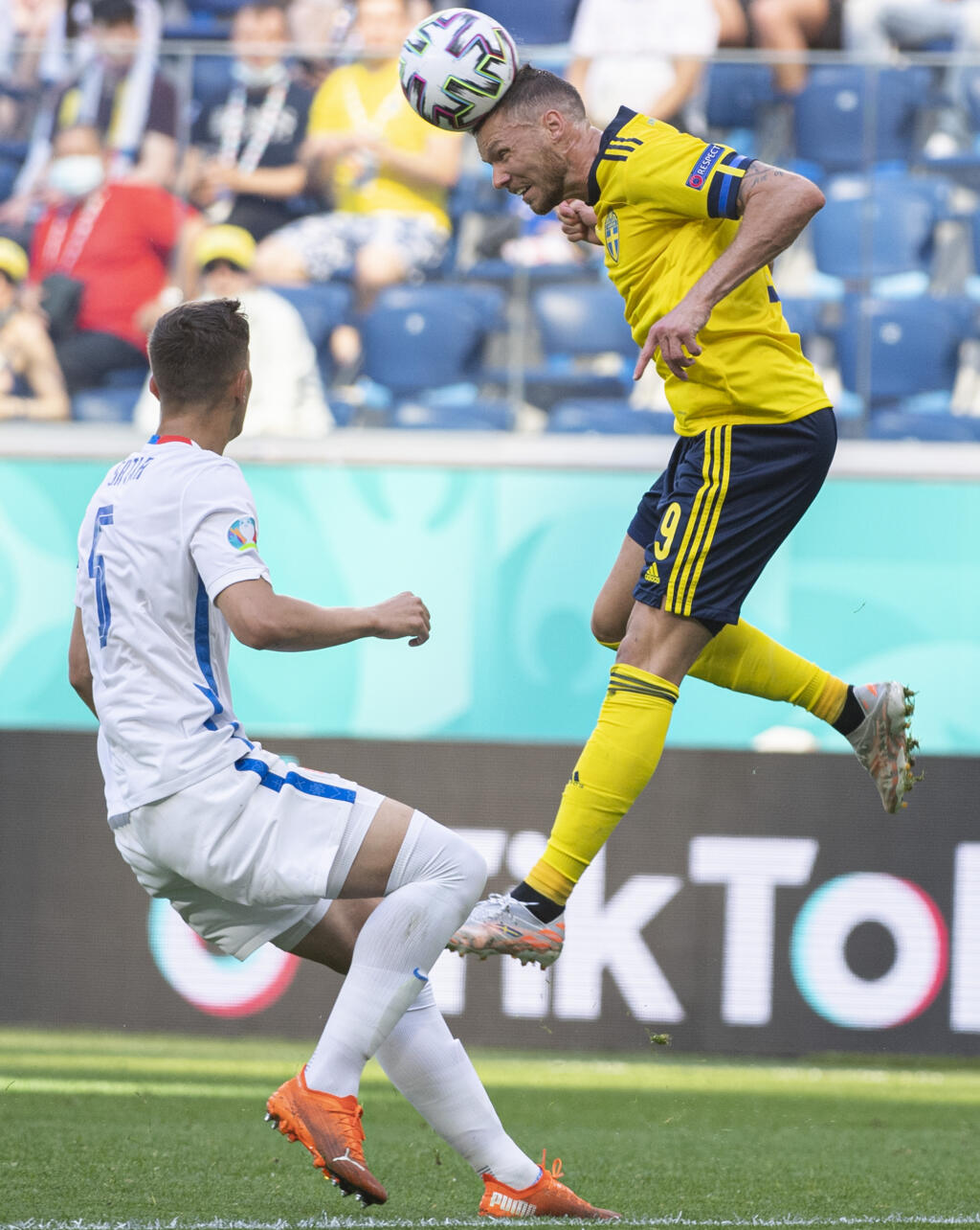 Na snímke vľavo slovenský futbalista Ľubomír Šatka a vpravo švédsky futbalista Marcus Berg počas zápasu E-skupiny na majstrovstvách Európy vo futbale Švédsko - Slovensko 18. júna 2021 v Petrohrade. FOTO TASR - Martin Baumann