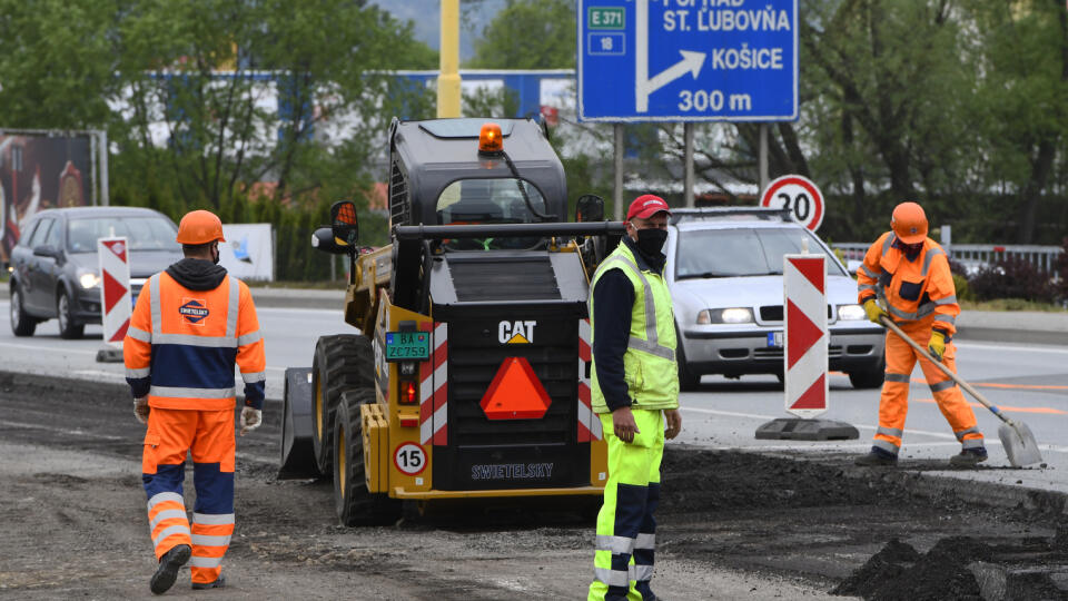 Slovenská správa ciest (SSC) začala v pondelok 4. mája 2020 s rekonštrukciou cesty I/18 Prešov - Lipníky. Práce pri dopravných obmedzeniach majú za následok vytvárane kolón áut hlavne počas rannej dopravnej špičky pri príchode do Prešova.
Snímka z Vranovskej cesty v Nižnej Šebastovej, mestskej časti Prešova. V Prešove 5. mája 2020. FOTO TASR – Milan Kapusta
