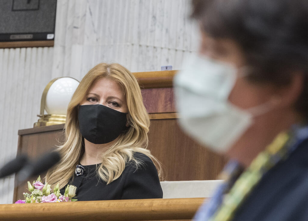 V stredu 13. mája 2020 si prezidentka SR Zuzana Čaputová prišla na zasadnutie parlamentu vypočuť správu o činnosti verejného ochrancu práv za minulý rok. Na snímke prezidentka SR Zuzana Čaputová (vľavo) počúva verejnú ochrankyňu práv Máriu Patakyovú, ktorá vystúpila v sále parlamentu, aby informovala o činnosti verejného ochrancu práv za rok 2019. FOTO TASR - Martin Baumann