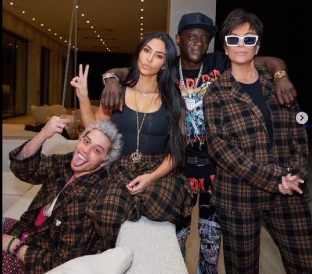 Hviezda Instagramu a reality šou Kim Kardashian (41) neostala po odlúčení od manžela Kanyeho Westa dlho na ocot. Exotická kráska nahradila exmanžela a otca svojich detí omnoho mladším milencom Petem Davidsonom (28), s ktorým sa už hrdo predvádza na verejnosti.