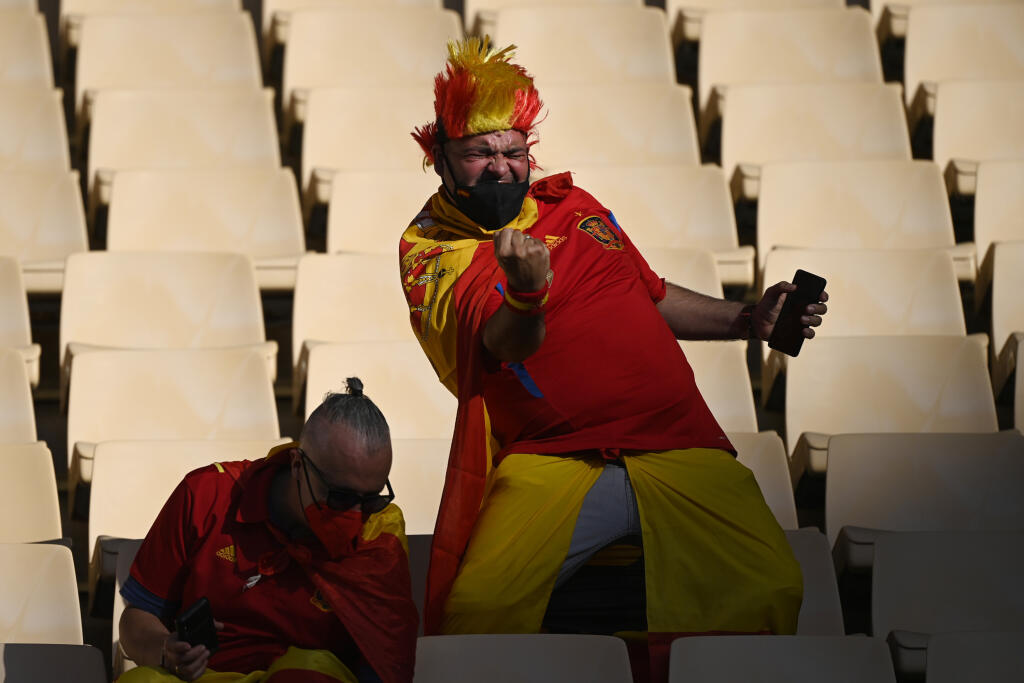 EBE 28 Sevilla - Na snímke fanúšikovia Španielska na tribúne pred zápasom E-skupiny na majstrovstvách Európy vo futbale Španielsko - Švédsko v španielskej Seville 14. júna 2021. FOTO TASR/AP
Spain supporters gesture on the stands prior to the start of the Euro 2020 soccer championship group E match between Spain and Sweden at La Cartuja stadium in Seville, Monday, June 14, 2021.(AP Photo/Pierre Philippe Marcou, Pool)