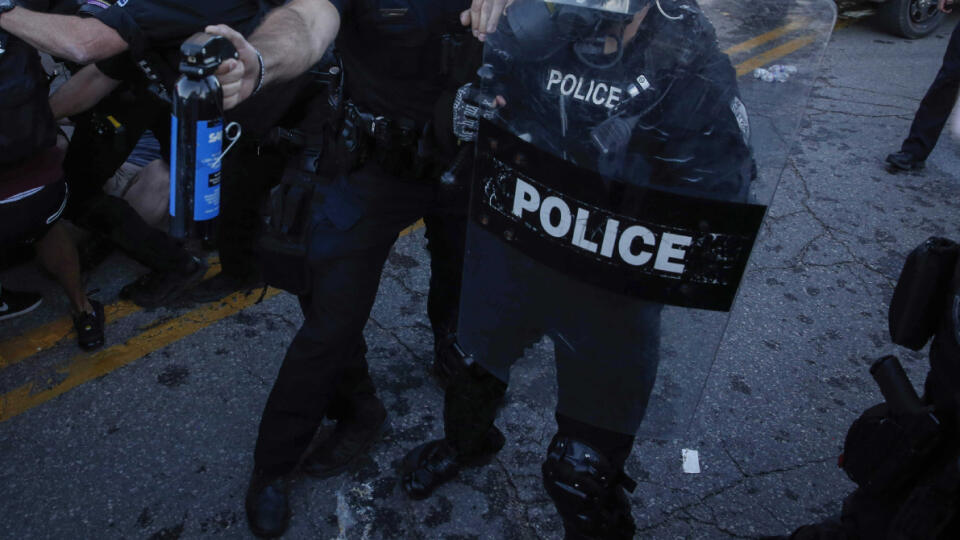 Na snímke je policajt so slzným plynom počas protestu proti policajnému zásahu v Des Moines. Protesty proti smrti neozbrojeného muža čiernej pleti, ktorý v americkom meste Minneaopolis, štát Minnesota, zomrel po zásahu belošského policajta, pokračovali aj napriek zákazu vychádzania až do piatkových neskorých večerných hodín, pričom nepokoje vypukli aj v ďalších mestách na území Spojených štátov. Afroameričana menom George Floyd zatkla polícia v pondelok večer.