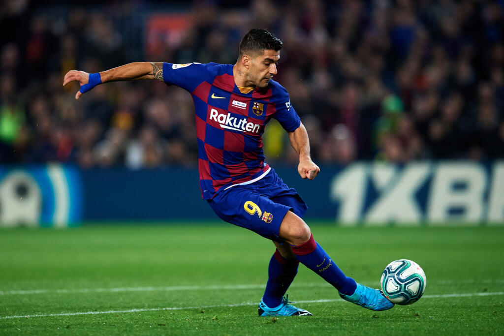 Uruguajský futbalista Luis Suarez podstúpi operáciu kolena. Dĺžka jeho absencie zatiaľ nie je známa.