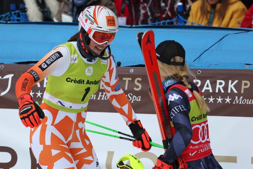 Shiffrinová síce nebola spokojná s 3. miestom, následne však Vlhovej pogratulovala k víťazstvu a vyobjímali sa.