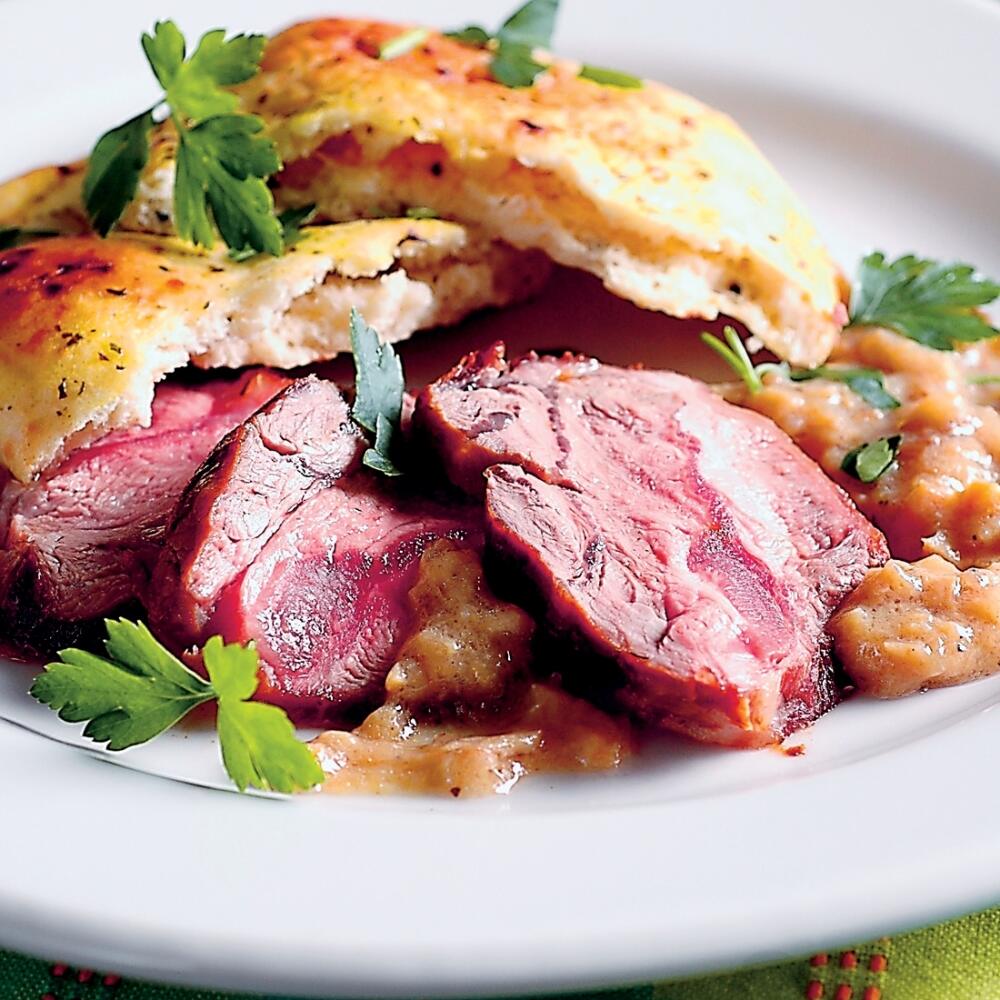Teľací steak s plackou, recept, teľacie mäso, cesnakové placky, petržlenová vňať
Foto: Peter Záhradník
Uverejnené: Šarm č. 47/08
pôvodný súbor:telaci steak s plackou.eps