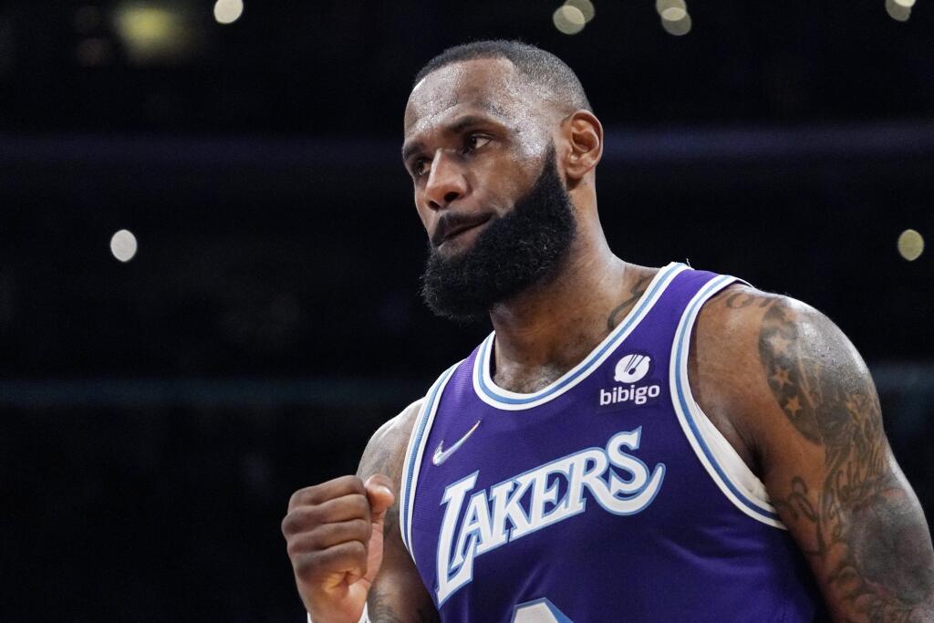 KK17 Los Angeles - Útočník LeBron James z Los Angeles Lakers sa teší po víťazstve nad New Yorkom Knicks 122:115 po predĺžení 5. februára 2022 v Los Angeles. FOTO TASR/AP
Los Angeles Lakers forward LeBron James celebrates as the Lakers defeat the New York Knicks 122-115 in overtime of an NBA basketball game Saturday, Feb. 5, 2022, in Los Angeles. (AP Photo/Mark J. Terrill)