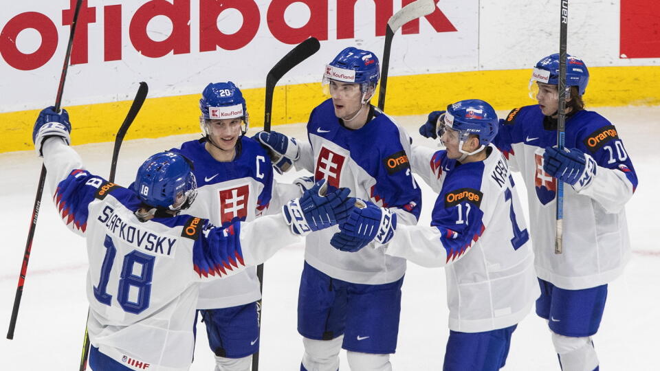 KK5 Edmonton - Slovenskí hokejisti, zľava Juraj Slafkovský, Samuel Kňažko, Dominik Sojka, Matej Kašlík a Oleksii Myklukha sa tešia z gólu vo štvrťfinále MSJ USA 20 - Slovensko 20, v kanadskom Edmontone 2. januára 2021. FOTO TASR/AP
Slovakia's Juraj Slafkovsky (18), Samuel Knazko (20), Dominik Sojka (7), Matej Kaslik (11) and Oleksiy Myklukha (10) celebrate a goal against the United States during the third period of an IIHL World Junior Hockey Championship game, Saturday, Jan. 2, 2021 in Edmonton