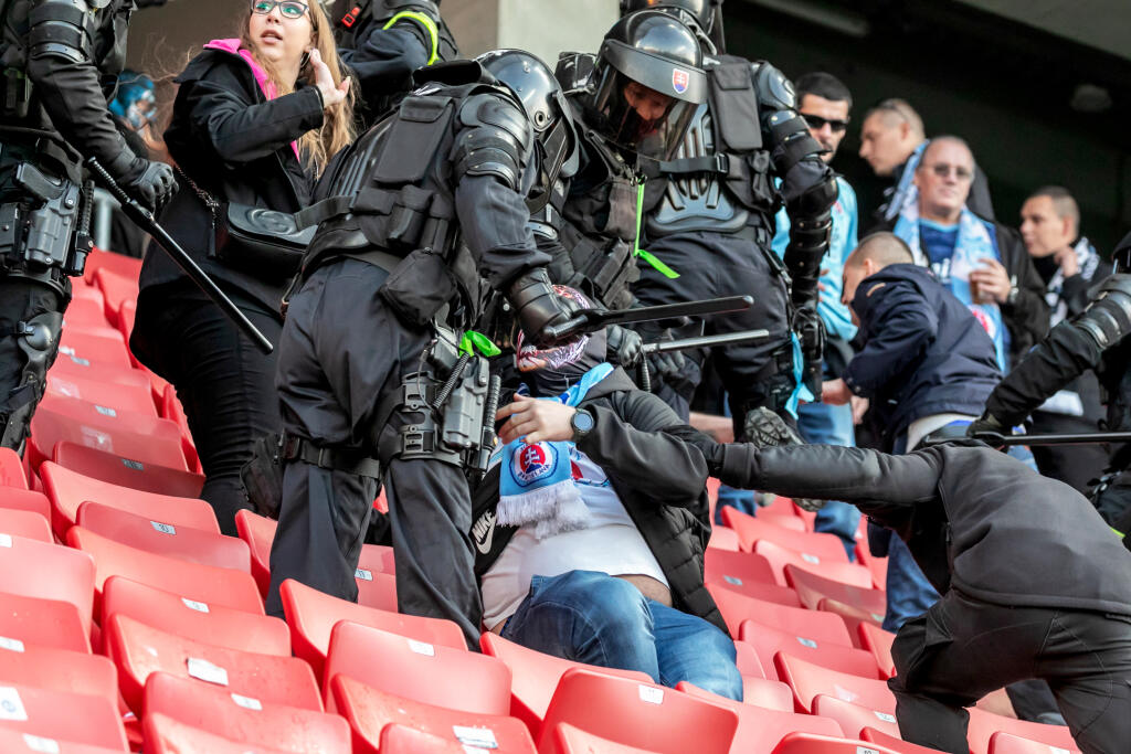 Zasiahnuť vtedy museli aj policajní kukláči, ktorí za použitia donucovacích prostriedkov vytlačili fanúšikov hostí zo štadióna.