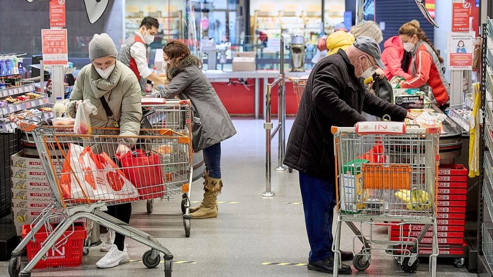 Rakúsko bude zamestnancov supermarketov očkovať prednostne. Kancelár Sebastian Kurz ich označil za hrdinov koronakrízy.