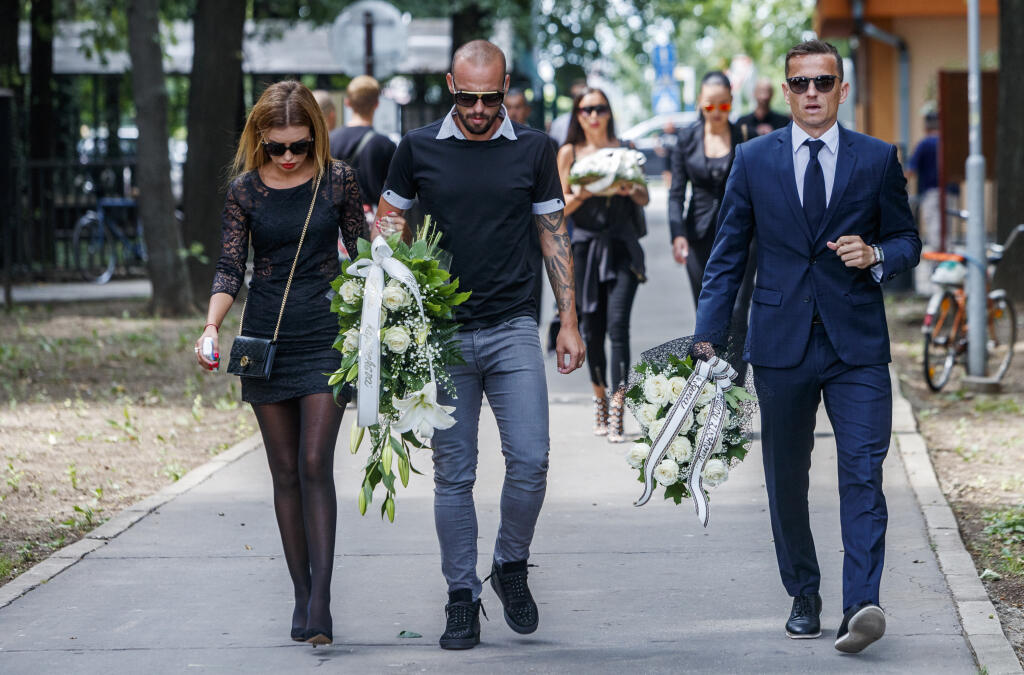 Smútoční hostia prichádzajú do Domu smútku v Trnave na poslednú rozlúčku s tragicky zosnulým futbalovým reprezentantom Jurajom Halenárom.