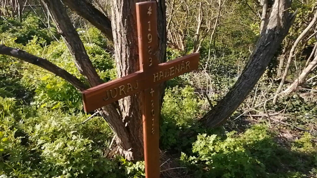 Kríž na mieste, kde našli Juraja Halenára.