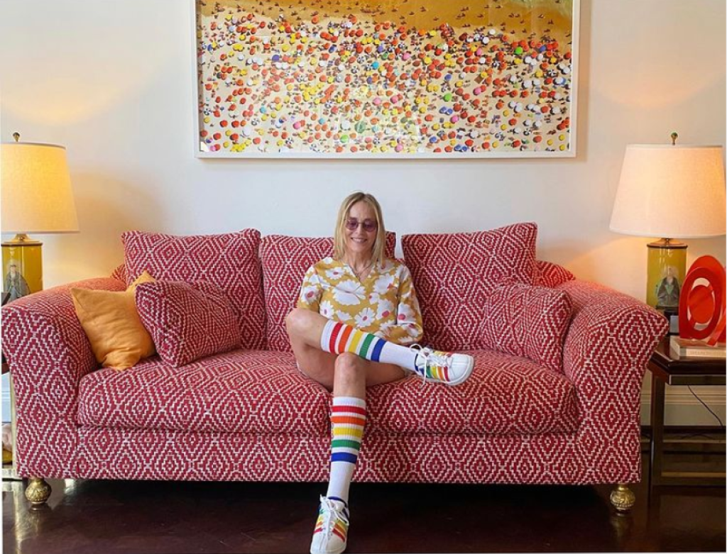 Sharon Stone v dúhových ponožkách.