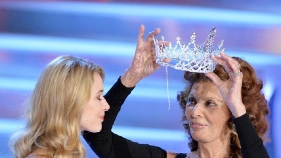 Hviezdny zážitok: Misske nasadila  korunku talianska herečka Sophia Loren.