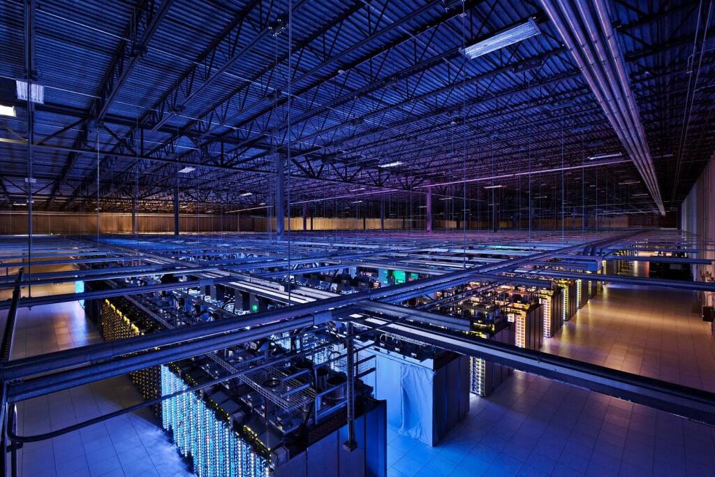 Na nedatovanej snímke dátové centrum spoločnosti Google vo fínskom Hamine. Internetový gigant Google po prvýkrát v októbri 2012 ukázal svetu svoje tajné datové centrá. Má ich dokopy osem. Google má serverovne v USA, ale aj vo Fínsku a Belgicku.