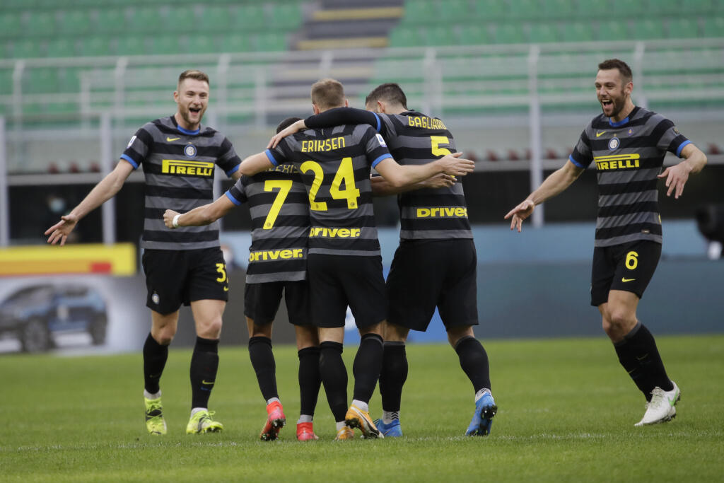 Na snímke vľavo slovenský obranca Interu Milan Škriniar oslavuje gól Alexisa Sancheza (druhý zľava) v zápase 24. kola talianskej Serie A vo futbale Inter Miláno - FC Janov (3:0) v nedeľu 28. februára 2021.