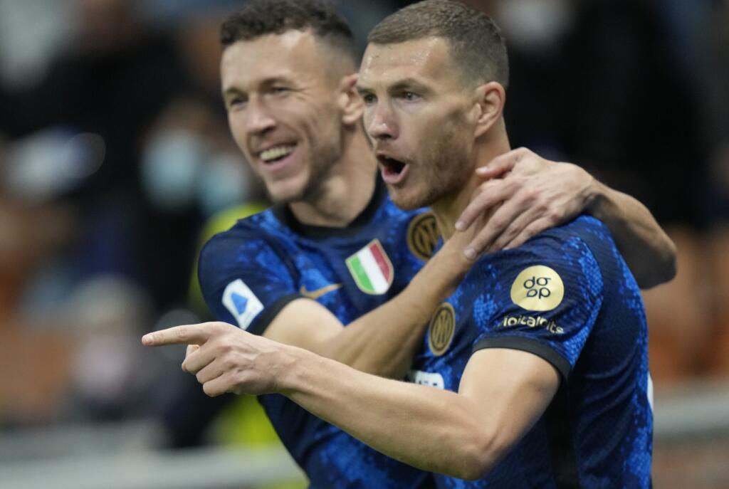 WA 62 Miláno - Futbalista Interu Miláno Edin Džeko (vpravo) sa teší po strelení gólu v zápase 9. kola Serie A Inter Miláno - Juventus Turín v Miláne 24. októbra 2021. FOTO TASR/AP
Inter Milan's Edin Dzeko, right, celebrates after scoring his side's opening goal during a Serie A soccer match between Inter Milan and Juventus at the San Siro stadium in Milan, Italy, Sunday, Oct. 24, 2021. (AP Photo/Luca Bruno)