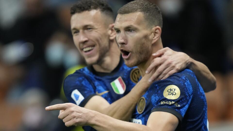 WA 62 Miláno - Futbalista Interu Miláno Edin Džeko (vpravo) sa teší po strelení gólu v zápase 9. kola Serie A Inter Miláno - Juventus Turín v Miláne 24. októbra 2021. FOTO TASR/AP
Inter Milan's Edin Dzeko, right, celebrates after scoring his side's opening goal during a Serie A soccer match between Inter Milan and Juventus at the San Siro stadium in Milan, Italy, Sunday, Oct. 24, 2021. (AP Photo/Luca Bruno)