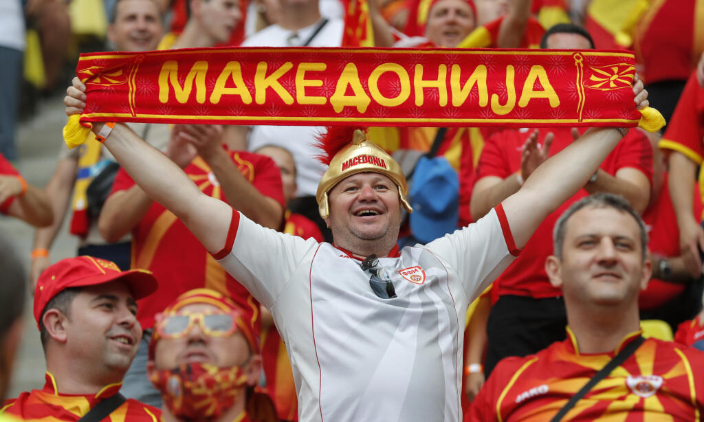 KK6 Bukurešť - Fanúšikovia zo Severného Macedónska čakajú na začiatok zápasu základnej C-skupiny Ukrajina - Severné Macedónsko na ME vo futbale 17. júna 2021 v Bukurešti. FOTO TASR/AP
North Macedonian fans wait for the start of the Euro 2020 soccer championship group C match between Ukraine and North Macedonia at the National Arena stadium in Bucharest, Romania, Thursday, June 17, 2021. (AP Photo/Robert Ghememt, Pool)