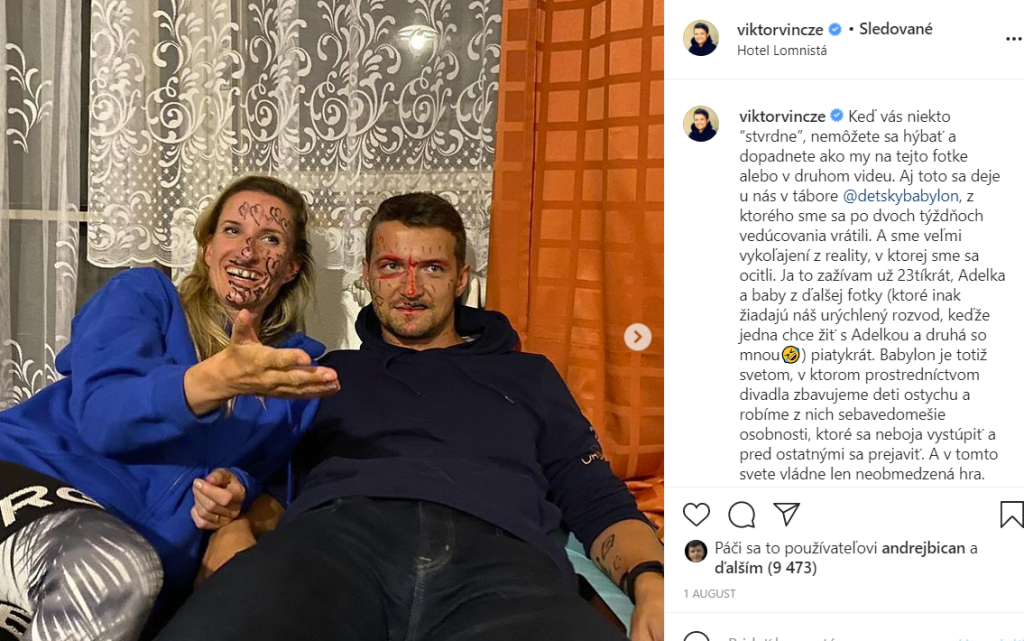 Adela objavila čaro sociálnych sietí a na fotografiách sa ukazuje aj v nie príliš lichotivých pózach.