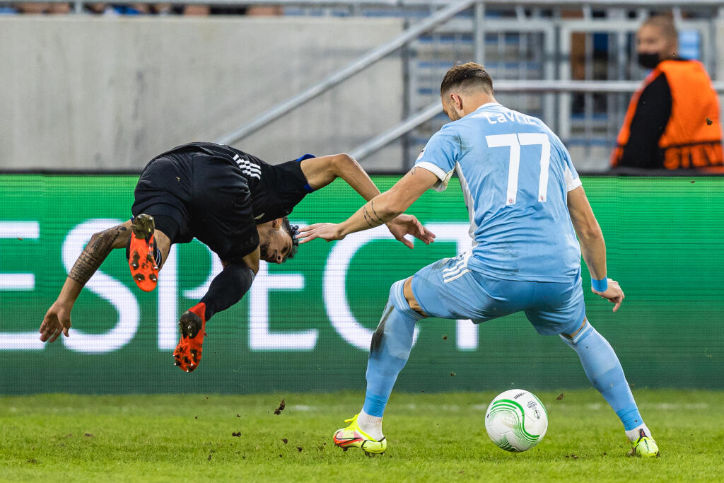 Na snímke Aleksandar Čavrić a Carlos Zeca počas zápasu F skupiny Európskej konferenčnej ligy medzi ŠK Slovan Bratislava a FC Kodaň.