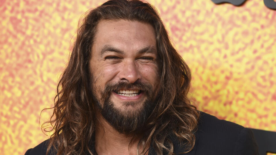 Na snímke americký herec Jason Momoa (v seriáli Baba Voss, nebojácny bojovník a vodca kmeňa Alkenny) prichádza na premiéru tretej série televízneho amerického sci-fi seriálu See spoločnosti Apple TV+ v kine DGA Theater v americkom Los Angeles v noci na 24. augusta 2022. Dej sa odohráva v post-apokalyptickej dystopii v ďalekej budúcnosti, kde kmeň verí, že dve z jeho detí majú mýtickú moc vidieť. Napísal ho Steven Knight a režíroval Francis Lawrence. FOTO TASR/AP