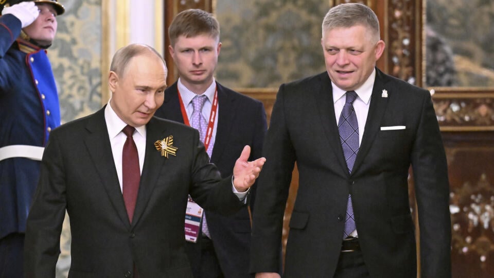 JB 51 Moskva - Ruský prezident Vladimir Putin (vľavo) a premiér SR Robert Fico (Smer-SD) vstupujú do haly počas ich stretnutia v Kremli pred vojenskou prehliadkou pri príležitosti osláv Dňa víťazstva nad fašizmom v Moskve 9. mája 2025. FOTO TASR/AP
Russian President Vladimir Putin, left, and Slovakia's Prime Minister Robert Fico enter the hall during their meeting in Kremlin, Moscow, Russia, Friday, May 9, 2025, during celebrations of the 80th anniversary of the Soviet Union's victory over Nazi