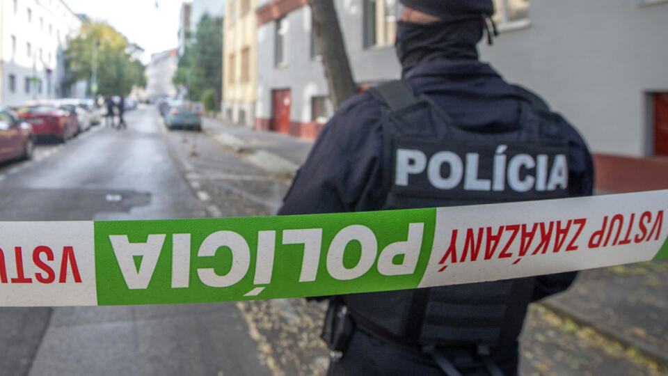 Sudca pre prípravné konanie Okresného súdu Bratislava I dnes rozhoduje o väzobnom návrhu pre obvineného Dušana D., ktorý opitý autom spôsobil tragickú nehodu v centre Bratislavy s piatimi obeťami. Na snímke policajná páska pred budovou Okresného súdu Bratislava I, 6. októbra 2022. FOTO TASR - Martin Baumann