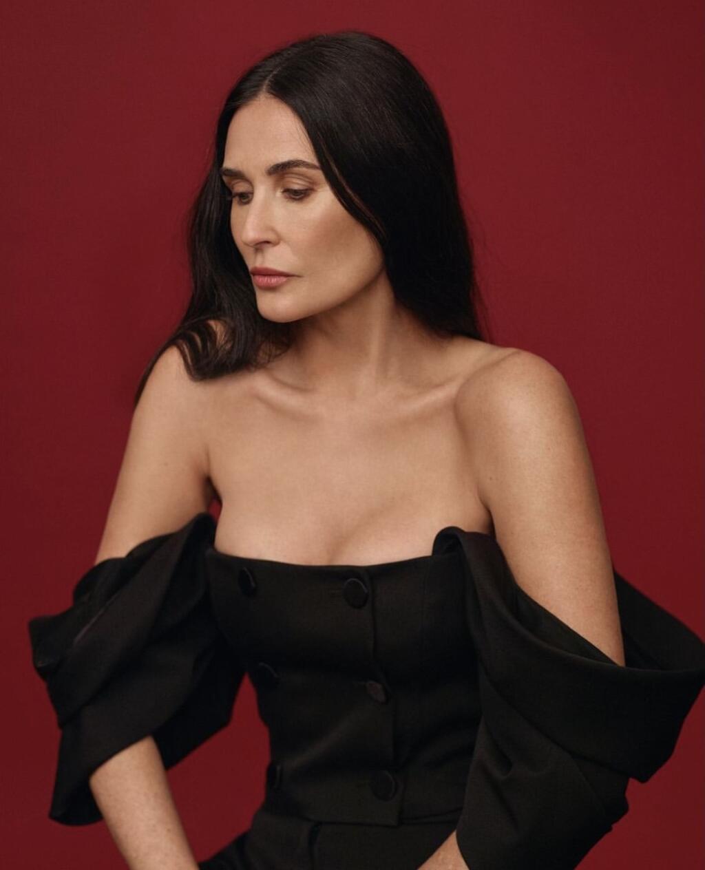 Demi Moore má na fotkách takisto dokonale vyhladenú pokožku.