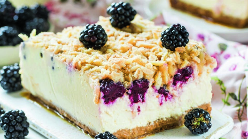 CHEESECAKE S ČERNICAMI A MRVENIČKOU