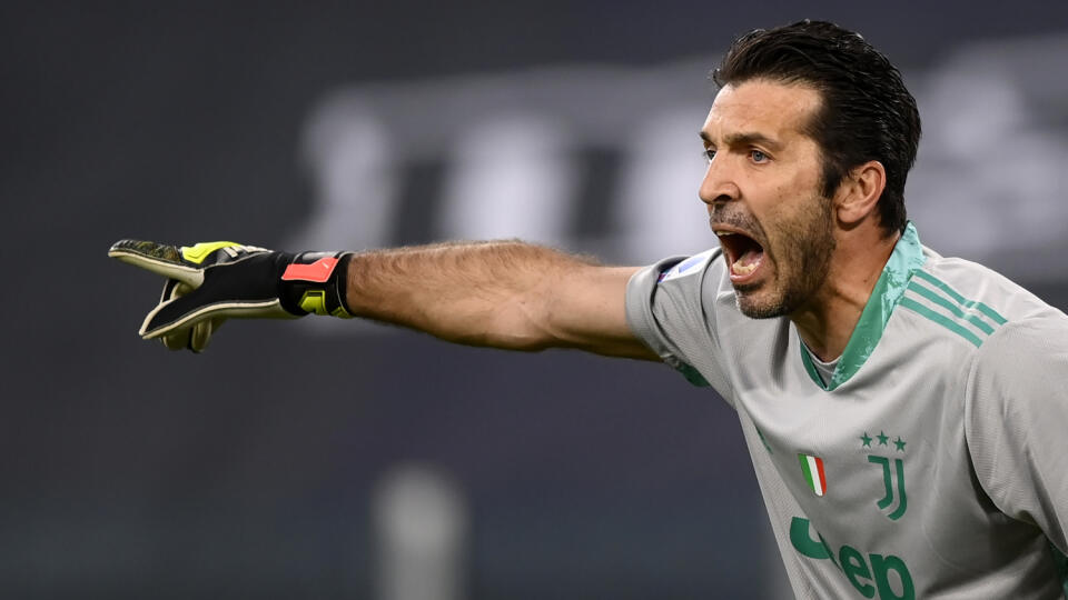 KK36 Turín - Brankár Gianluigi Buffon z Juventusu Turín počas dohrávky 3. kola talianskej Serie A Juventus Turín - SSC Neapol 7. apríla 2021 v Turíne. FOTO TASR/AP
Juventus' Gianluigi Buffon shouts instructions to his teammates during the Italian Serie A soccer match between Juventus and Napoli at the Allianz Stadium in Turin, Italy, Wednesday, April 7, 2021. (Fabio Ferrari/LaPresse via AP)