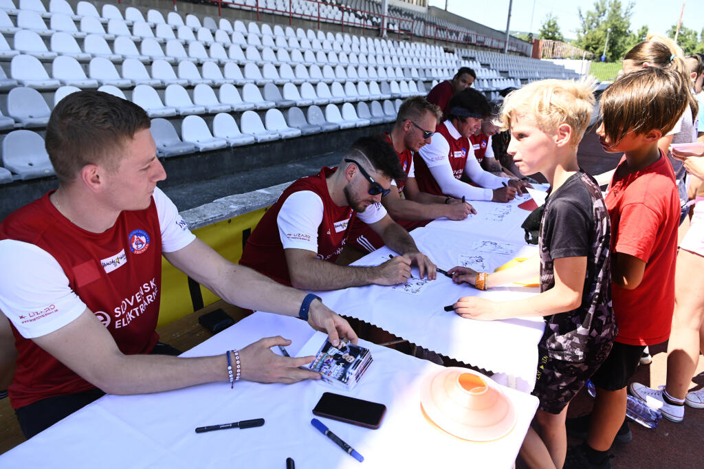 Šprintér Ján Volko potešil malých fanúšikov podpisom.