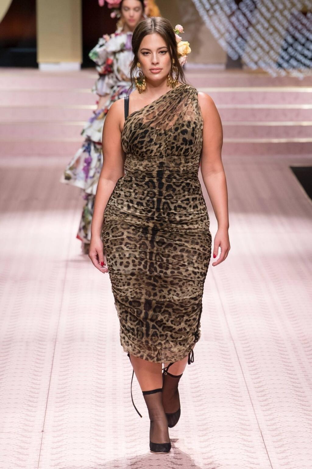 Ashley Graham na prehliadke Dolce & Gabbana v roku 2018.