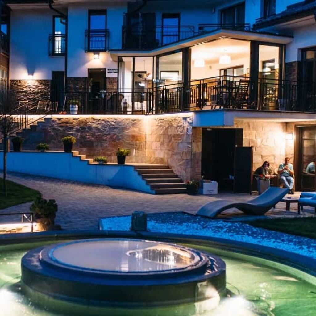 V nádhernom prostredí pod lesom sa môžete nechať rozmaznávať vo vyhrievanej jacuzzi, alebo si len tak užívať masáž tela vodnými tryskami.
