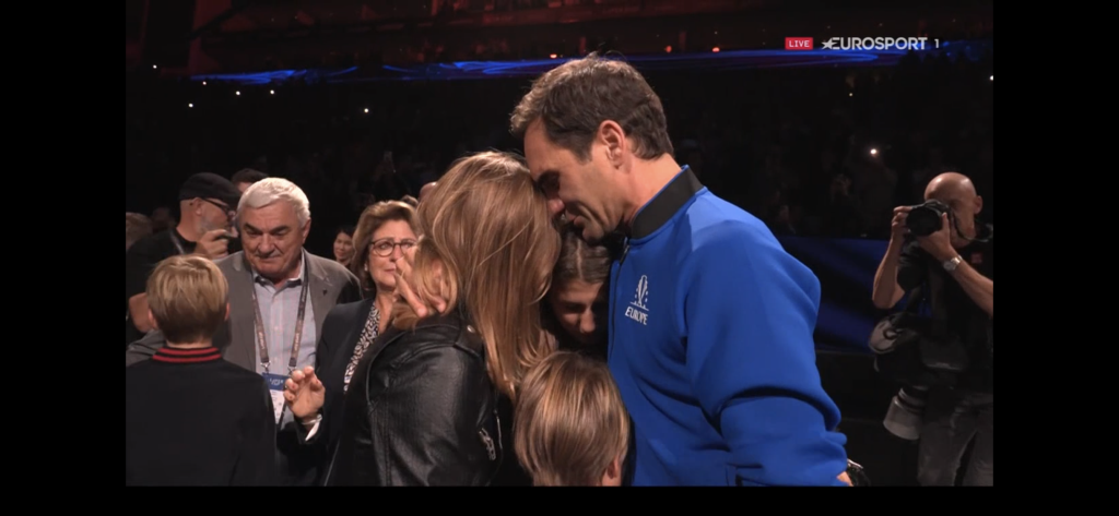 Plakala celá rodina. Federer sa po poslednom zápase vyobjímal so svojimi rodičmi aj s deťmi. Spolu s nimi plakal aj Rogerov dlhoročný rival Rafael Nadal.